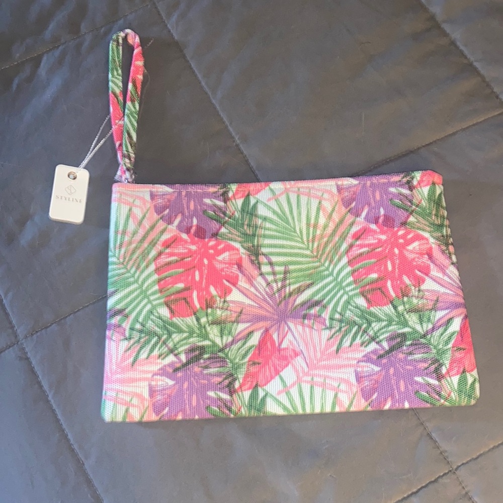 Women’s nwt floral wristlet